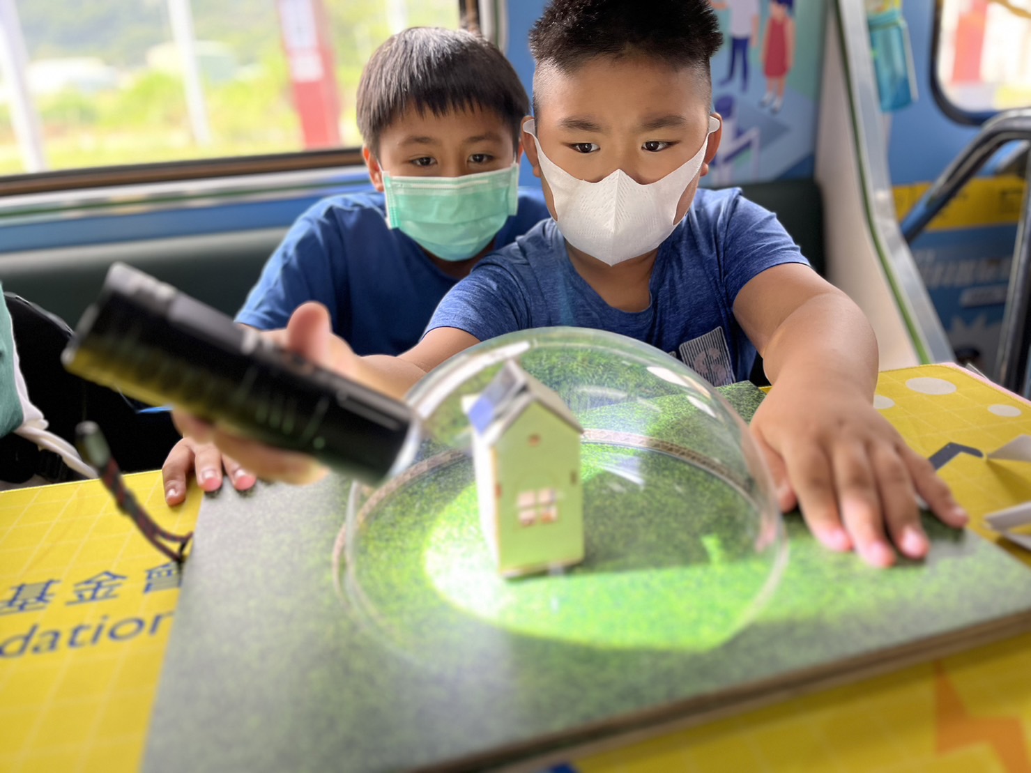 CQ9电子參與基礎科學主題車廂，以STEAM教學精神，設計「逐日科學家」、「太陽能工程師」以及「淨零建築師」三大能源科普課程和實驗