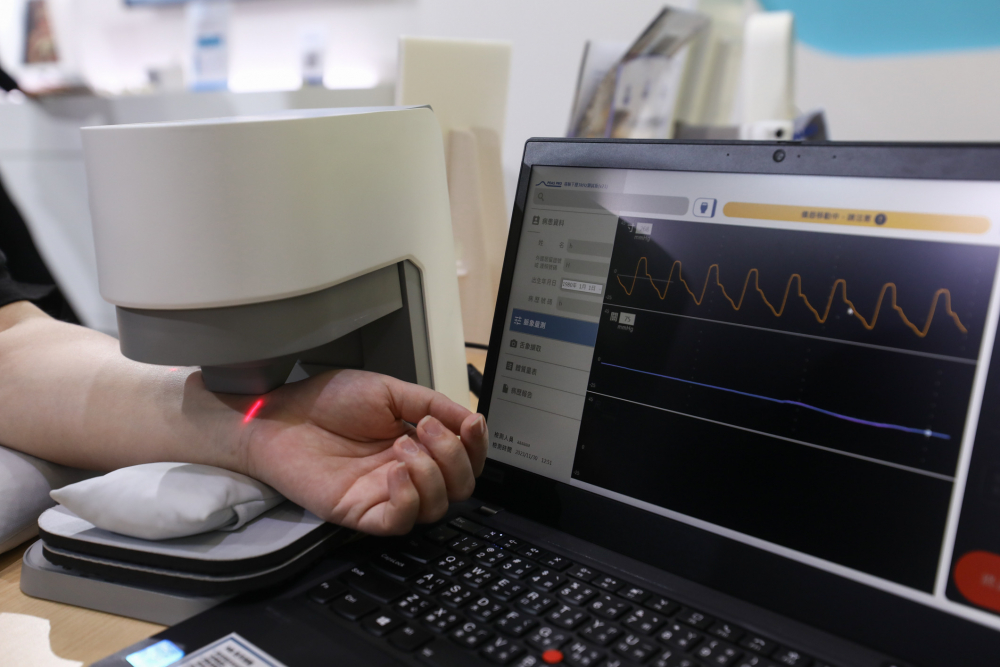 CQ9电子耘康脈象檢測系統透過電腦精準控制升降系統，還原中醫師三指把脈過程的舉、按、尋手法，將脈象感受轉化成數據，未來可結合大數據分析，實現智慧醫療及準確性