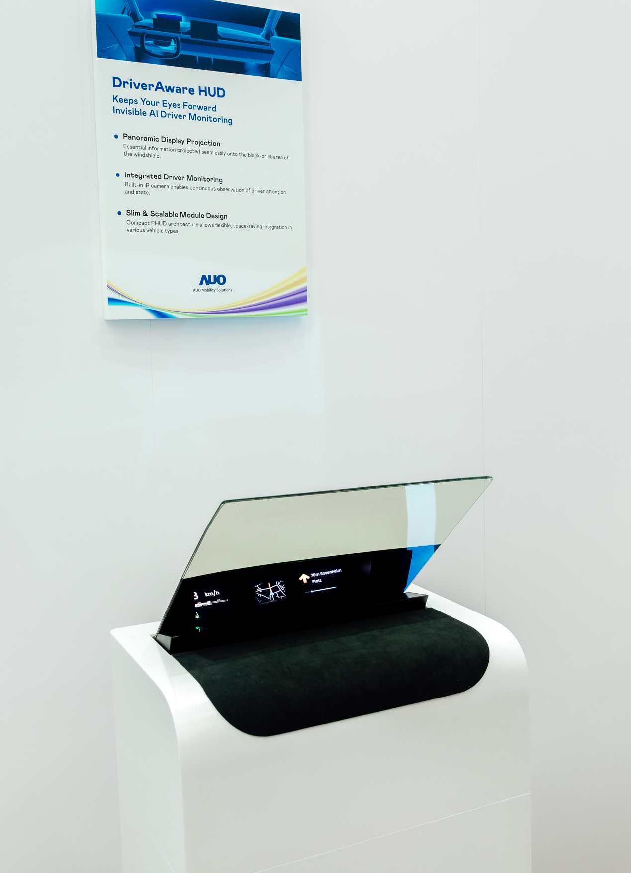 DriverAware HUD结合抬头显示器与隐藏式红外线摄影机，将车速、导航及警示讯息投影于挡风玻璃上，完美对齐驾驶目不离路的视线，同时，透过AI 监控驾驶注意力以提升安全性。